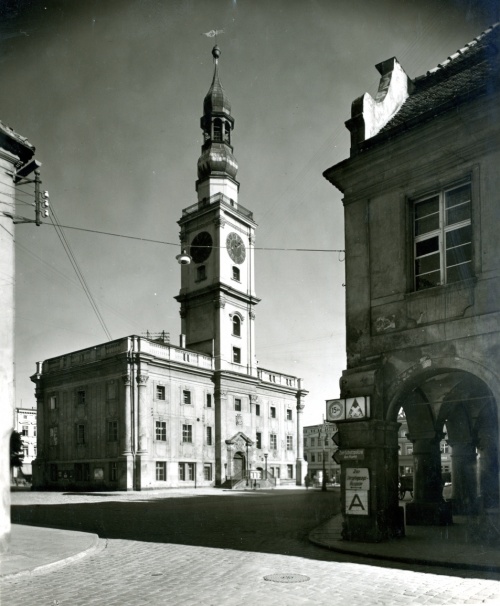 Ratusz w okresie okupacji niemieckiej. Na iglicy leszczyńskiego ratusza została zainstalowana swastyka z datą 1939. (fot. E. Kappel, 1941 r., AWUOZP)