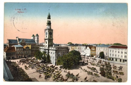 Pocztówka koloryzowana z ok. 1910 r. przedstawiająca widok na leszczyński rynek w okresie targu. (ze zbiorów Muzeum Okręgowego w Lesznie)