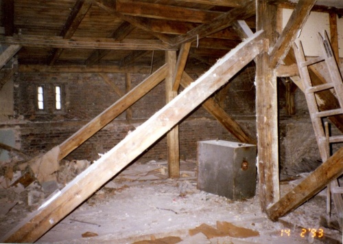 Ratusz w Lesznie. Więźba dachowa na poddaszu budynku wykonana w 1884 r., była sygnowana nazwiskiem K. Gaumer, cieśli pochodzącego z Osiecznej. Zdjęcie wykonane podczas remontu obiektu w  1993 r., stan nieistniejący. (fot. A. Chudy, 1993 r., AWUOZL)