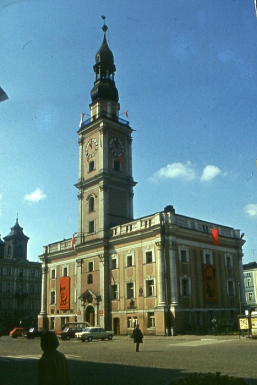 Charakterystyczny obecnie dla leszczyńskiego ratusza kolor jego elewacji pojawił sie dopiero po dożynkach centralnych, jakie miały miejsce w mieście w 1977 r. Wcześniej kolor ratusza utrzymywany był w barwach biało-beżowych. (fot. slajd kolorowy 