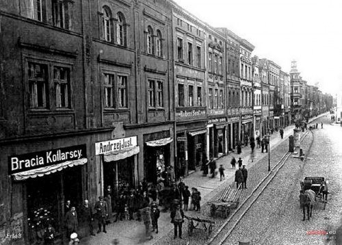Zachodnia pierzeja rynku w lesznie w latach 20 XX w. Kamienica nr 2 pierwsza po lewej, przed urządzeniem lokalu dla Miejskiej Kasy Oszczędności w 1928 r.