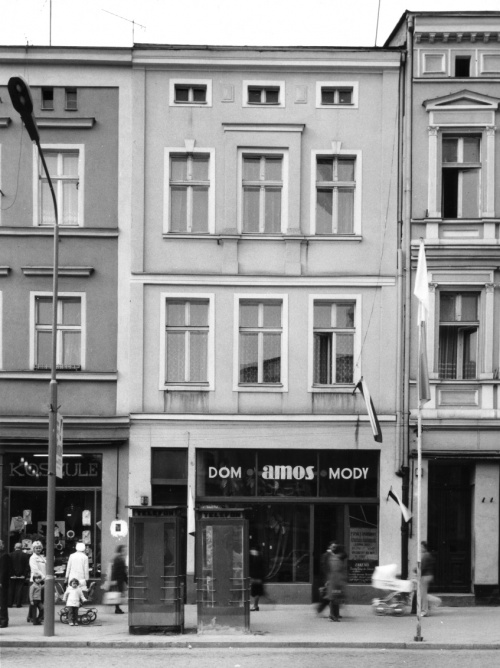 Leszno. Kamienica Rynek 4. Fasada domu, elewacja w uproszczionej formie, stan w 1977 r. (fot. R. Kanikowski, AWUOZL)