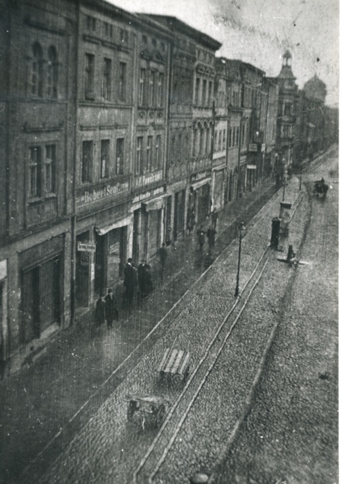 Zachodnia pierzeja leszczyńskiego rynku przed 1914 r. Dom nr 4 jako trzeci po lewej.(kopia fot. AWUOZL)