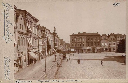 Leszno. Kamienica Rynek nr 4. Drugi po lewej budynek z barokowym portalem.Jedna z najstarszych fotografii zabudowy miasta Leszna wykonanna ok. 1880 r. przez Anschitza.