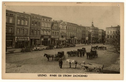 Zachodnia strona leszczyńskiego rynku na pocztówce z lat 30 XX w. Kamienica nr 4 druga z lewej. (ze zbiorów MOwL)