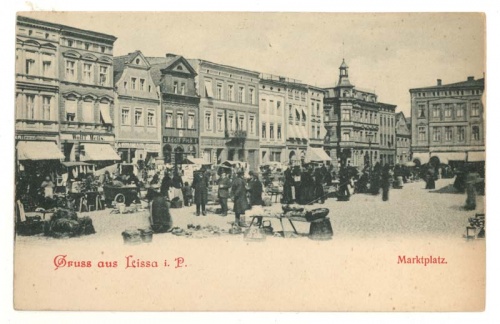 Pocztówka z przedstawieniem zachodniej pierzei rynku w Lesznie na przełomie XIX i XX w. Kamienica nr 6 druga z lewej. (ze zbiorów MOwL)