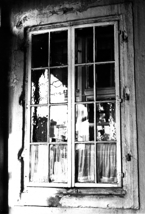 Leszno. Oficyna domu przy Rynku 9. Dawne okno ościeżnicowe z początku XIX w. (obecnie nieistniejące). (fot. H. Nowakowska, 1977 r., AWUOZL), zdjęcie nr 6