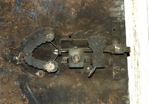 Leszno. Kamienica Rynek 9. Barokowy zamek w drzwiach żelaznych do wędzarni na strychu. (fot. E. Siejkowska, 2002 r., AWUOZL), zdjęcie nr 9