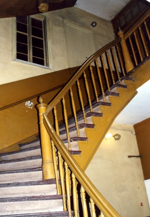 Leszno. Kamienica Rynek 9. Klatka schodowa, w głębi widoczne oryginalne okno z k. XIX w. (fot. E. Siejkowska, 2002 r., AWUOZL), zdjęcie nr 11