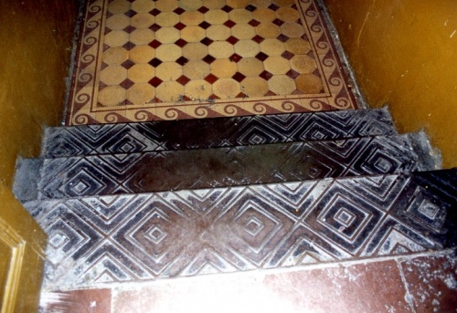 Leszno. Kamienica nr 9. Ozdobne kafle i żeliwne stopnie w korytarzu na parterze budynku. (fot. E. Siejkowska, 2002 r., AWUOZL), zdjęcie nr 12