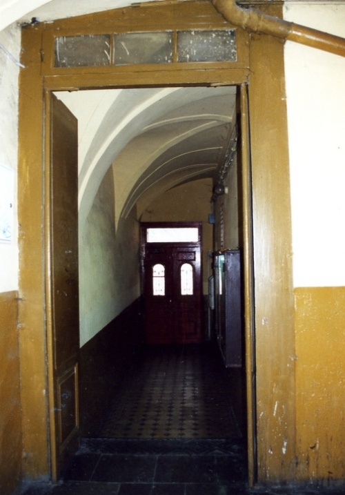 Leszno. Kamienica Rynek 9. Korytarz na parterze, widoczna wtórna ściana działowa wprowadzona pod barokowym sklepieniem. (fot. E. Siejkowska, 2002 r.,AWUOZL), zdjęcie nr 13