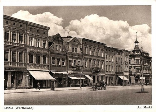 Zachodnia pierzeja leszczyńskiego rynku w okresie okupacji niemieckiej 1939-1945. (Pocztówka ze zbiorów Muzeum Okręgowego w Lesznie MOL)