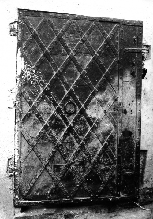 Leszno. Kamienica Rynek 10. Drzwi żelazne w przyziemiu oficyny.  (fot. H. Nowakowska, 1977 r., AWUOZL).