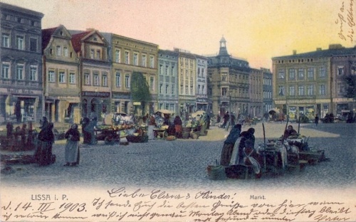 Koloryzowana pocztówka z 1903 r. przedstawiająca połnocno-zachodni fragment leszczyńskiego rynku. Kamienica nr 11 w cenrum.
