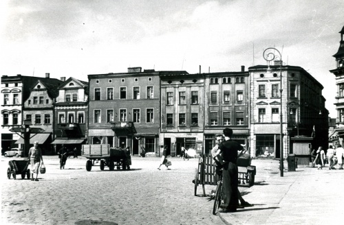 Fragment zachodniej pierzei rynku w Lesznie wg fotografii z 1955 r. Kamienica nr 11 jako druga z prawej. (fot. Maniewska, AWUOZL)