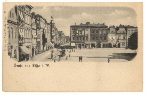 Pocztówka z lkońca lat 80 XIX w. przedstawiająca zachodnio-północną stronę rynku w Lesznie. Kamienica nr 15 widoczna jako druga w całości od prawej. Obiekt posiadał jeszcze pierwotnie ukształtowane przyziemie. (ze zbiorów MOwL), zdjęcie nr 2