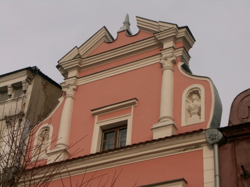 Leszno. Kamienica Rynek 15. Barokowy szcztyt budynku,  stan obecny. (fot. M. Urban, 2015 r.), zdjęcie nr 6