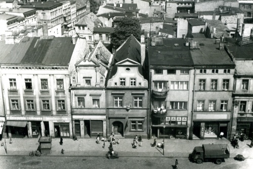 Widok z wieży ratusza na północną pierzeję leszczyńskiego rynku. Fotografia z 1955 r, dom nr 15 drugi od lewej. (fot. Maniewska, AWUOZL), zdjęcie nr 3
