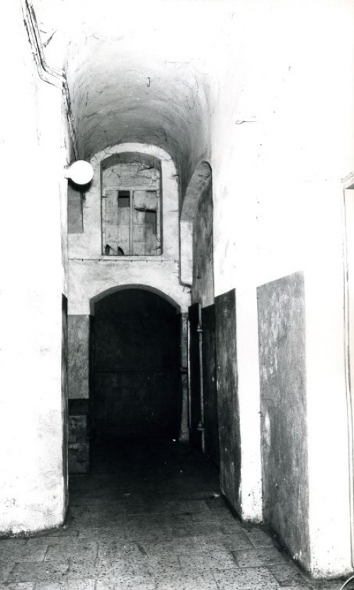 Leszno. Kamienica Rynek 15. Widok na sień wstronę podwórza. W górze zachowane barokowe okno, stan z 1977 r. (fot. H. Nowakowska, AWUOZL), zdjęcie nr 4