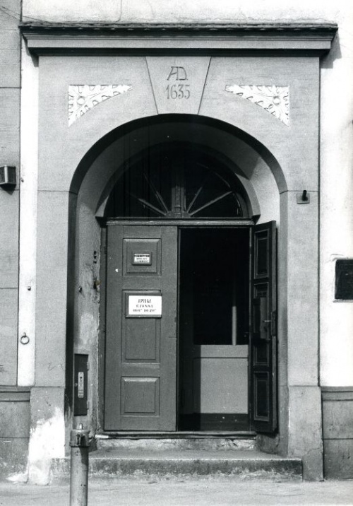 Leszno. Kamienica Rynek 16. Portal wejściowy i drzwi (obecnie nieistniejace). Stan w 1976 r. (fot. H. Nowakowska, AWUOZL)