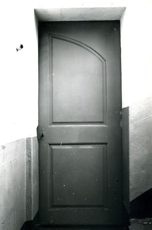 Leszno. Kamienica Rynek 16. Wejście do schowka na półpietrze, stan z 1977 r. (fot. H. Nowakowska, AWUOZL)