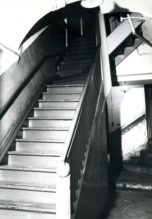 Leszno. Kamienica Rynek 16. Dawne schody w sieni, stan nieistniejący. (fot. C. Mackowiak, 1977 r., AWUOZL)