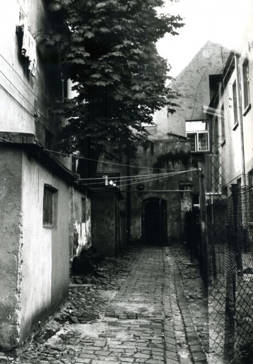 Leszno. Kamienica Rynek 16. Widok od strony podwórza, stan w 1977 r. (fot. H. Nowakowska, AWUOZL)