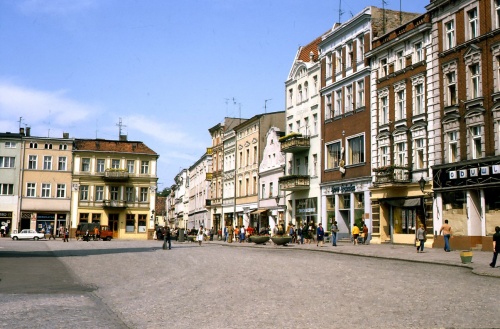 Wschodnia strona leszczyńskiego rynku w 1979 r. Dom nr 19, drugi po lewej. (fot. R. Reed, AWUOZL)