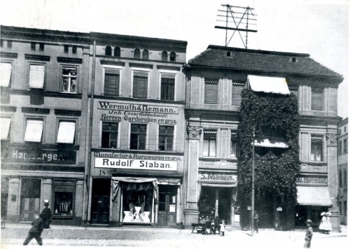 Leszno. Kamienica Rynek 19 (na fot. pierwsza po prawej). Elewacja frontowa, stan przed 1914 r. (kopia fot. AWUOZL) 