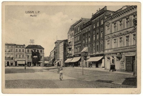 Pocztówka z poczatku XX w. przedstawiająca zachodnią stronę leszczyńskiego rynku. Kamienica nr 28 pierwsza po prawej. (ze zbiorów MOwL)
