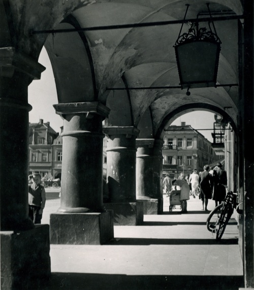 Leszno. Kamienica Rynek 29, stan z 1955 r. (fot. Maniewska, AWUOZL)