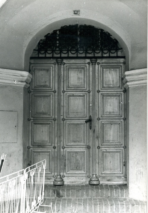 Główne drzwi wejściowe, odtworzone w 1978 r. wg oryginalnego wzoru (stan nieistniejący). (fot. C. Maćkowiak, AWUOZL)