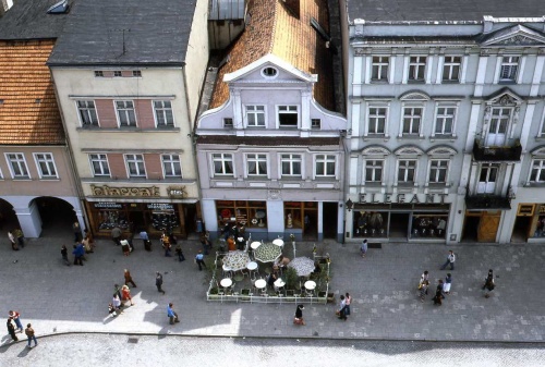 Leszno. Kamienica Rynek nr 32. Widok z wieży ratusza w 1979 r. Początek działalności kawiarni tzw. Delicje, przed lokalem widoczny jeden z pierwszych w mieście ogródek wiedeński. (fot. R. Reed, AWUOZL), zdjęcie nr 11