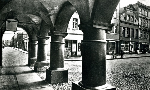 Widok na fragment południowej pierzei rynku w Lesznie w okresie międzywojennym., zdjęcie nr 3