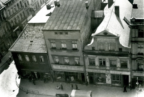 Leszno. Kamienica Rynek nr 32. Widok na południową pierzeję leszczyńskiego rynku w 1955 r. Dom nr 32 pierwszy od prawej. (fot. Maniewska, 1955 r., AWUOZL), zdjęcie nr 6