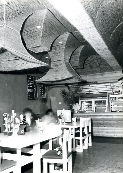 Leszno. Kamienica Rynek 32. Wnętrze coctail-baru w aranżacji z 1978 r., stan nieistniejacy. (fot. H. Nowakowska, AWUOZL), zdjęcie nr 10