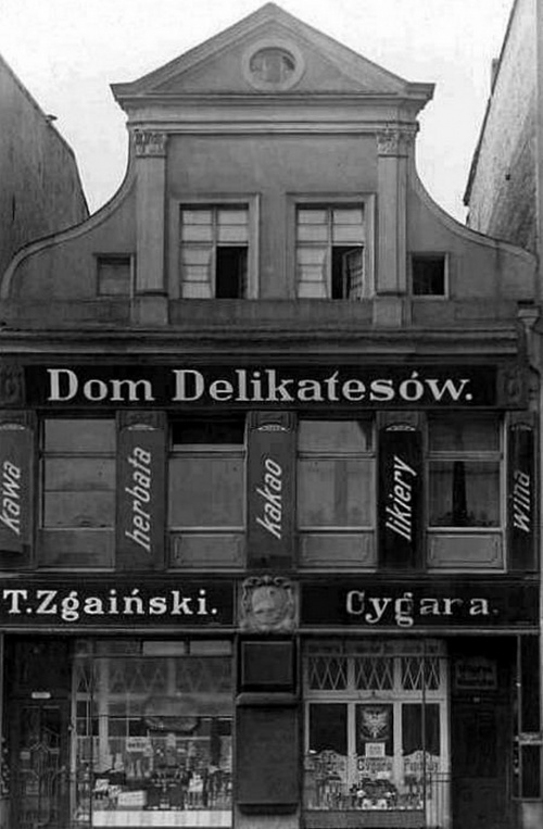 Leszno. Kamienica Rynek 32. Elewacja frontowa budynku w okresie działalności Delikatesów T. Zgaińskiego, 1928 r. (oryginał w Br. Świderski, Ilustrowany opis Leszna, Leszno 1928, s. 338), zdjęcie nr 5