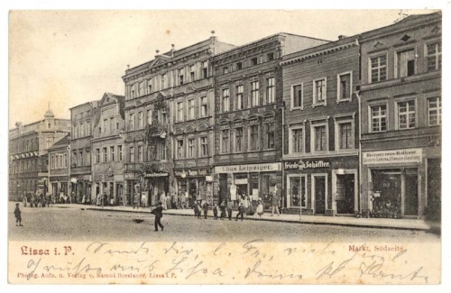 Południowa strona leszczyńskiego rynku na pocztówce z początku XX w. (ze zbiorów MOL)