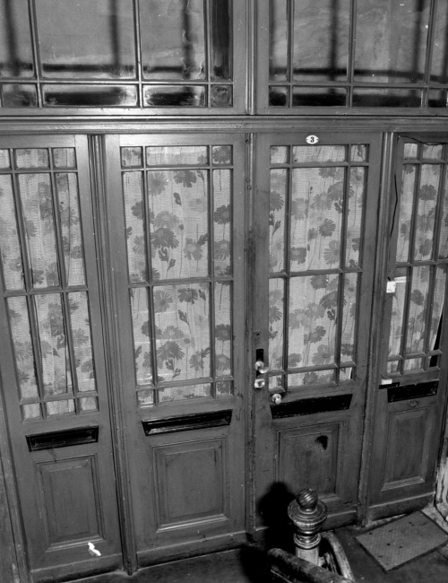 Leszno. Kamienica Rynek nr 33. Drzwi wejściowe do mieszkania na II piętrze, stan z 1978 r. (fot. C. Maćkowiak, AWUOZL)