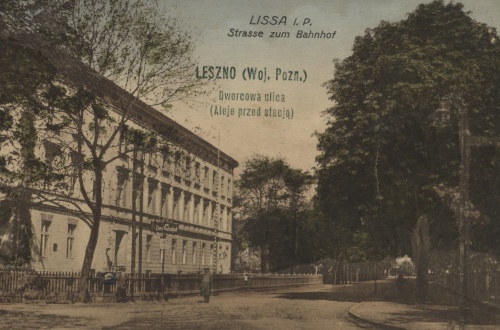 Ulica dworcowa w Lesznie ok. 1920 r. Po lewej widoczny budynek dyrekcji kolei. (APL)