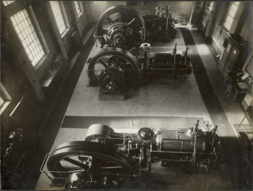 Wnętrze siłowni parowej z generatorami energii elektrycznej firmy SSW. (fot sprzed 1918 r., archiwum M. Urbaniaka)