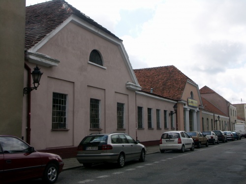 Dawne budynki stajni koszar artyleryjskich w Lesznie przy ul. Królowej Jadwigi. Obiekty rozebrano w 2011 r. (fot. M. Urban)