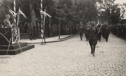 W dniu 21 maja 1939 r. marszałek E. Rydz-Śmigły odebrał defiladę wojskową przed koszarami 55 Pułku Piechoty. (APL)