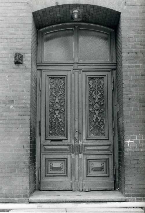 W budynku szkolnym zachowanno oryginalne drzwi z k. XIX w. (stan z poł. lat 80 XX w., AWUOZL)