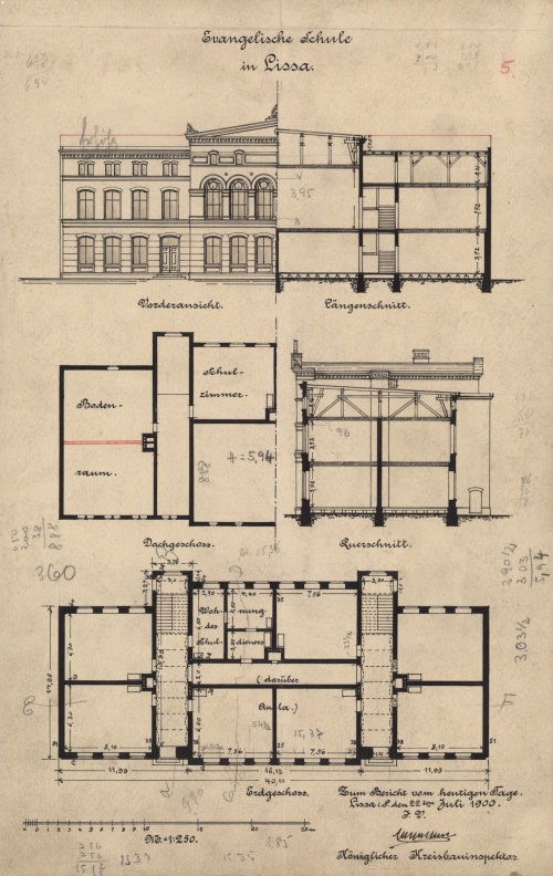 Wizję architektoniczną obiektu przygotował już w listopadzie 1886 r. lokalny mistrz budowlany Erich Stein, który wzorował się ewidentnie na powstałym w 1882 r. państwowym gimnazjum przy ob. pl. Tadeusza Kościuszki (Schlossplatz). (APL)