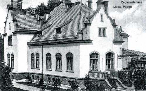 Budynek wzniesiono w stylu renesansu północnego. Do elewacji ogrodowej przylegała przeszklona weranda (obecnie nieistniejąca). (fot. z archiwum M. Urbaniaka)