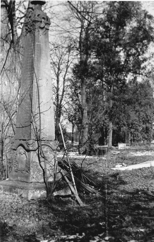 Cmentarz ewangelicko-reformowany w Lesznie w trakcie likwidacji w 1947 r. (fot. Kazimierz Przybysz)