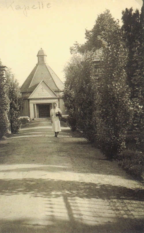 Przed 1914 r. w południowej części cmentarza wzniesiono kaplicę pogrzebową. (lata 30 XX w., archiwum M. Błaszkowskiego)