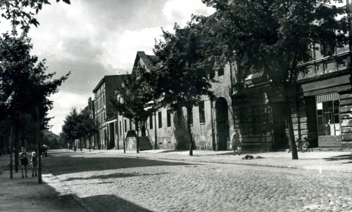 Ulica B. Chrobrego i budynek Hotelu Polskiego w 1955 r. (fot. Maniewska, AWUOZL)