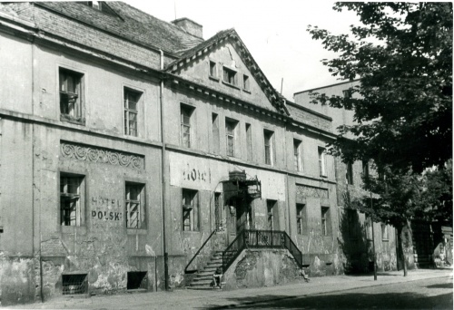 Budynek Hotelu Polskiego, stan z 1955 r. (fot. Maniewska, AWUOZL)